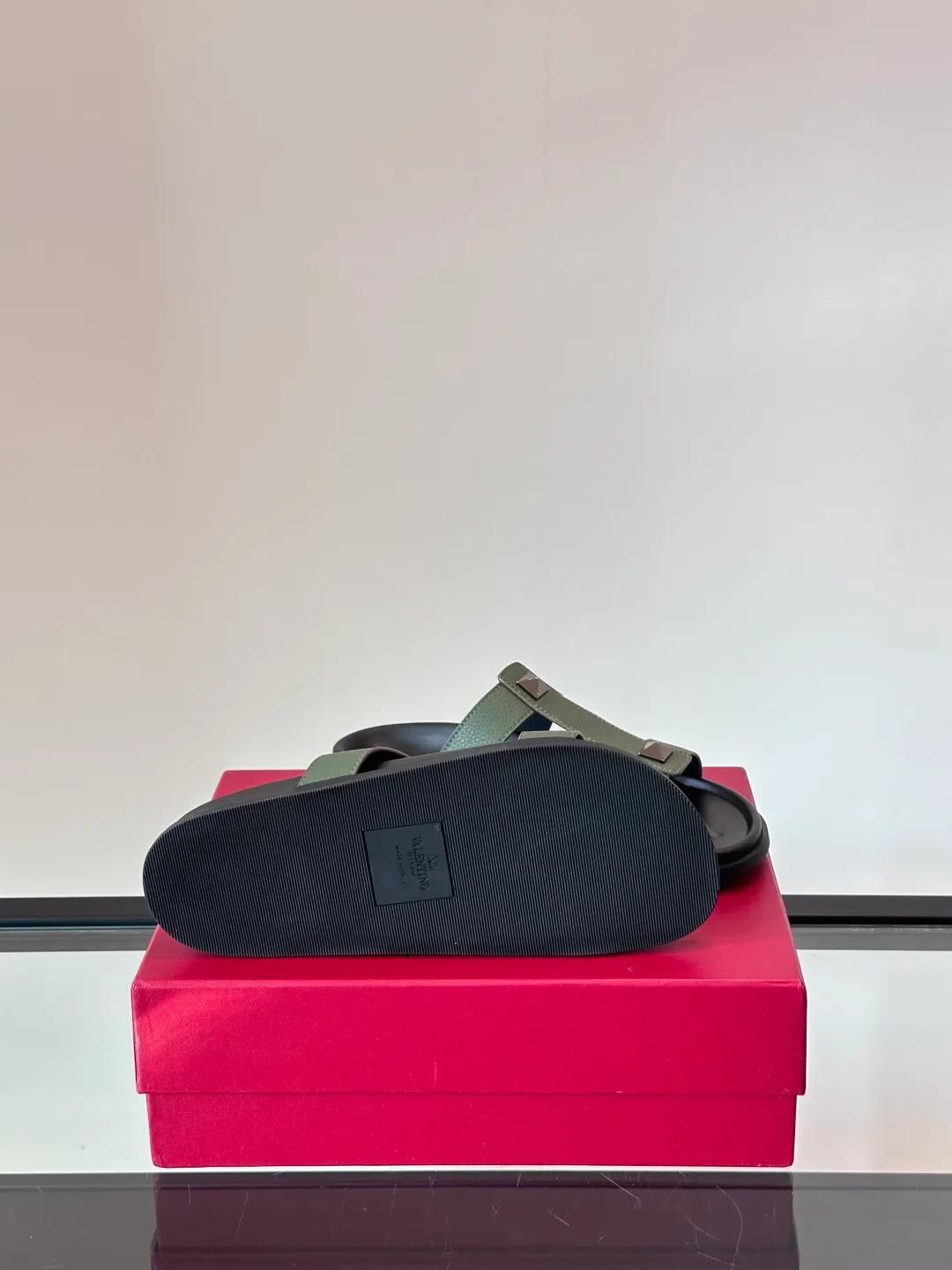 Men's shoes 💰p320 "VALENTINO" Valentino Men's 🧍‍♂️ Spring and summer new style metal rivet flat slippers, elegant sandals, the same style worn by celebrities, original molding, imported calfskin. Rubber outsole. Soft and durable, full set of counter packaging size: 39-44 (customized at 38.45.46)